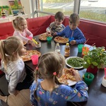Dzieci jedzą pizzę (2).JPG