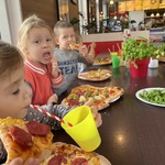 Dzieci jedzą swoje pizze.JPG