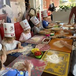Dzieci przy stole robią pizzę.JPG