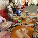 Dzieci robią pizzę.JPG