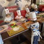 Dzieci w czapkach kucharskich stoją przy stole.JPG