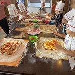 Stefan Mateusz i inne dzieci robią pizzę.JPG