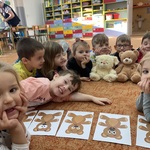Dzieci na dywanie oglądają misie.JPG