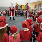 Dzieci klaszczą a Mikołaj śpiewa i tańczy.JPG