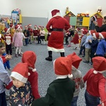 Dzieci klaszczą, a Mikołaj tańczy.JPG