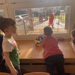 Dzieci patrzą przez okno na Mikołaja.JPG