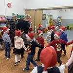 Dzieci tańczą w sali.JPG
