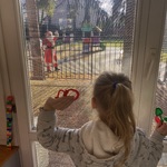 Dziewczynka macha przez okno do Mikołaja.JPG