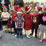 Grupa dzieci w mikołajkowych czapkach.JPG