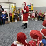 Mikołaj tanczy a dzieci patrzą na niego.JPG