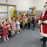 Mikołaj tańczy a dzieci patrzą na niego.JPG