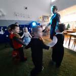 dzieci tańczą z kole.jpg