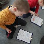 chłopiec rysuje na dywanie.jpg
