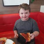 chłopiec zjada pizzę.jpg