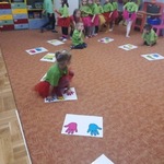 Dzieci na dywanie wykonują zadanie - ćwiczenie półkul mózgowych.JPG