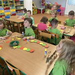 Dzieci siedzą przy stolikach i wykonują zadanie.JPG