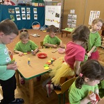 Dzieci tworzą kolorowe gąsieniczki.JPG