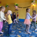 Dzieci tańczą w parach.JPG