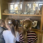 Dzieci oglądają eksponaty za szkłem.JPG