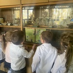 Dzieci w sali biologicznej.JPG