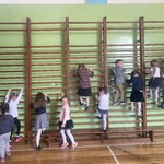 Dzieci wspinają sie na drabinki gimnastyczne.JPG