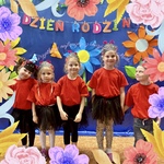 Dzieci biedronki w ozdobnej ramce z kwiatów.JPG