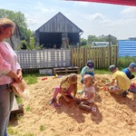 Dzieci bawią sie w piaskownicy.JPG