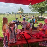 Dzieci siedzą pod parasolem słoneczn ym.JPG