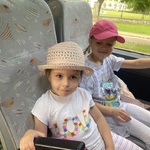 Marysia i Emilka podczas jazdy busem.JPG