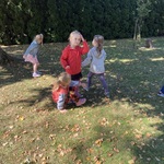 Dzieci biegają po trawie.JPG