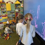 Dzieci piszą na tablicy multimedialnej.JPG
