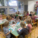 Dzieci przy stolikach malują farbami.JPG