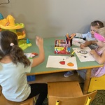 Dziewczynki rysują przy stoliku.JPG