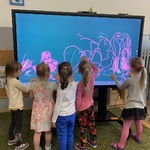 Dziewczynki rysują na ekranie multimedialnym.JPG