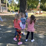 Dziewczynki bawią sie na placu przedszkolnym.JPG