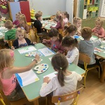 Grupa dzieci maluje farbami.JPG
