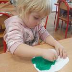 dziewczynka maluje farbami (2).jpg