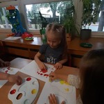 dzieci przy stolikach maluja farbami.jpg