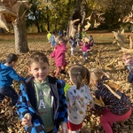 Dzieci bawią się liśćmi w parku.JPG