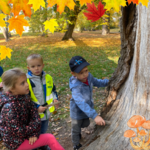 Dzieci stoją przy drzewie i rozmawiają.PNG