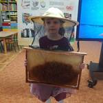 dziewczynkla w kapeluszu pszczelarza.jpg