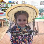 dziewczynka w stroju pszczelarza (5).jpg