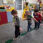 dzieci ćwiczą równowagę (2).jpg
