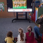 dzieci oglądają prezentację o misiach.jpg