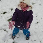 dziewczynka bawi się na sniegu.jpg