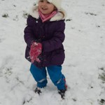 uśmiechnięta dziewczynka na sniegu.jpg