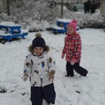 chłopiec i dziewczynka na sniegu.jpg