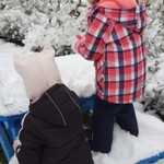 dziewczynki na śniegu.jpg