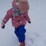 dziewczynka bawi się na sniegu (2).jpg