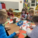 Dzieci tworzą portret Mikołaja.JPG